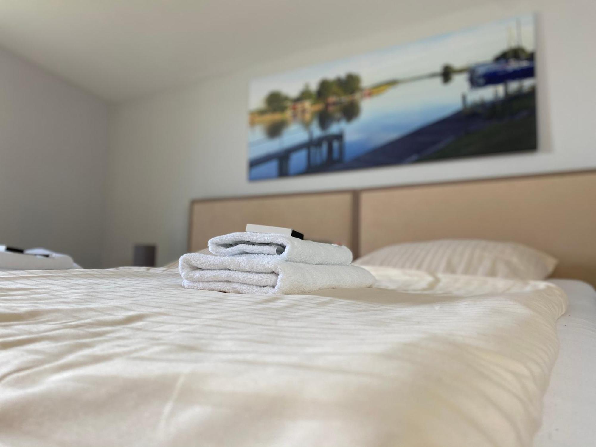 Zum Alten Faehrhaus - Bed & Breakfast Wrohm Luaran gambar
